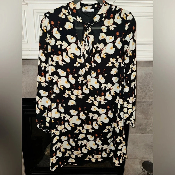 DR2 Dresses & Skirts - 🎆DR2 Sz ~ S Black Floral V-Neck A-Line Dress with Neck Tie